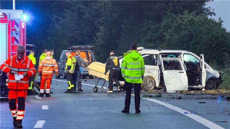 Bei einem Unfall eines Kleinbusses auf der Autobahn 48 bei Koblenz sind in der Nacht drei Menschen tödlich verletzt worden. 