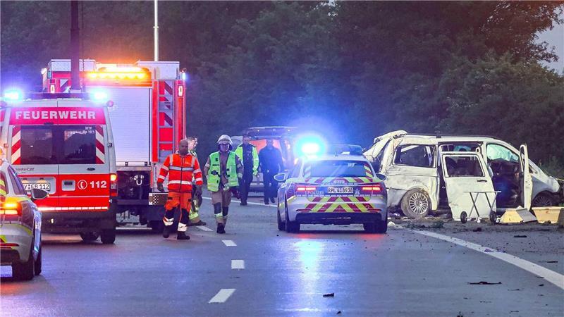 Bei einem Unfall eines Kleinbusses auf der Autobahn 48 bei Koblenz sind in der Nacht drei Menschen tödlich verletzt worden. 