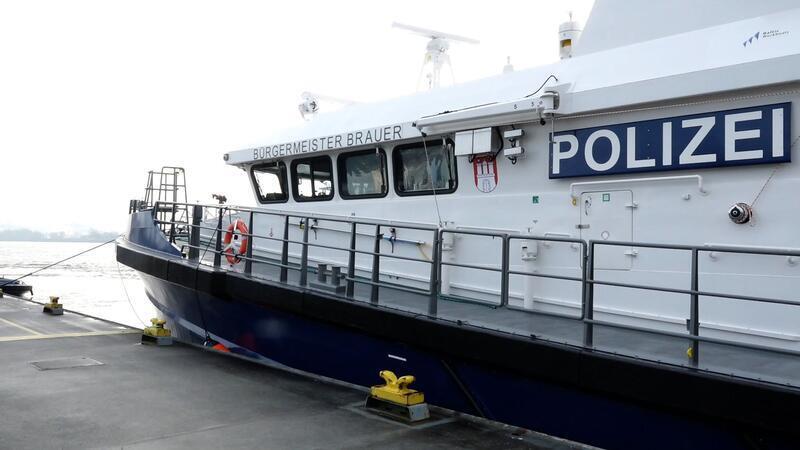 Barkasse rammt Containerschiff im Hamburger Hafen – Zwei Verletzte Bei einem Unfall im Hamburger Hafen werden zwei Menschen leicht verletzt (Illustration).
