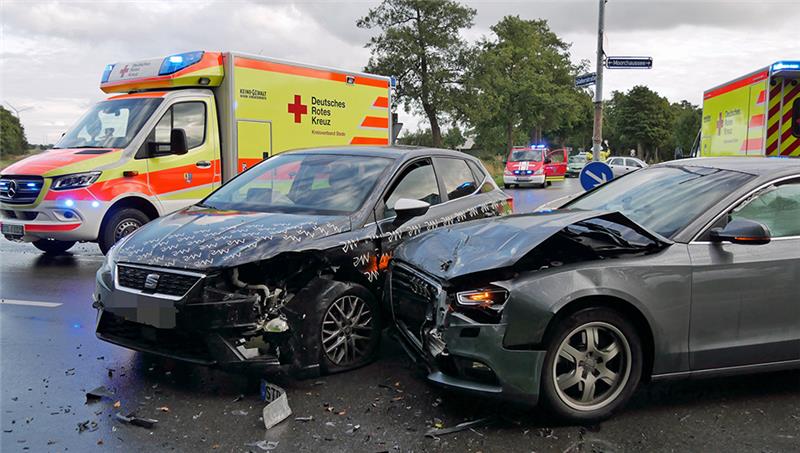 Zwei Verletzte bei Unfall in Bützflethermoor Bei einem Unfall in Bützflethermoor wurden zwei Personen verletzt. Foto: Feuerwehr