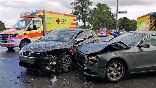 Bei einem Unfall in Bützflethermoor wurden zwei Personen verletzt. Foto: Feuerwehr