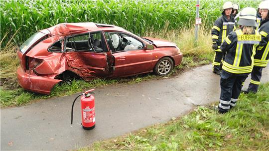 Bei einem Unfall in Hammah wurde am Mittwochabend ein Mann verletzt. Fotos: Rolf Hillyer-Funke / Feuerwehren Samtgemeinde Oldendorf-Himmelpforten