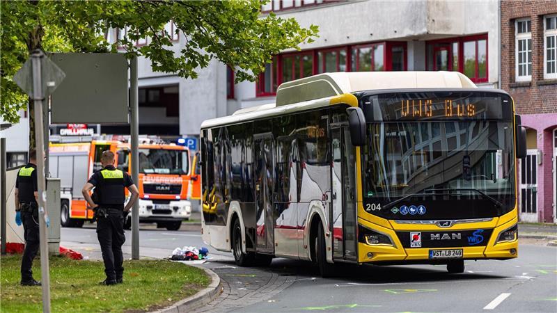 Bei einem Unfall in Oldenburg ist ein Mann unter einen Bus geraten und tödlich verletzt worden. 