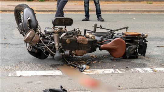 Bei einem Unfall in Tostedt verletzte sich ein Motorradfahrer schwer.