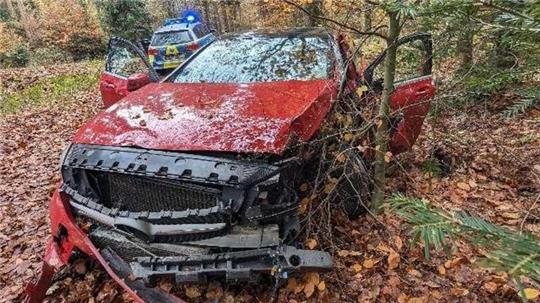Bei einem Unfall ist eine Frau im Kreis Cuxhaven schwer verletzt worden.