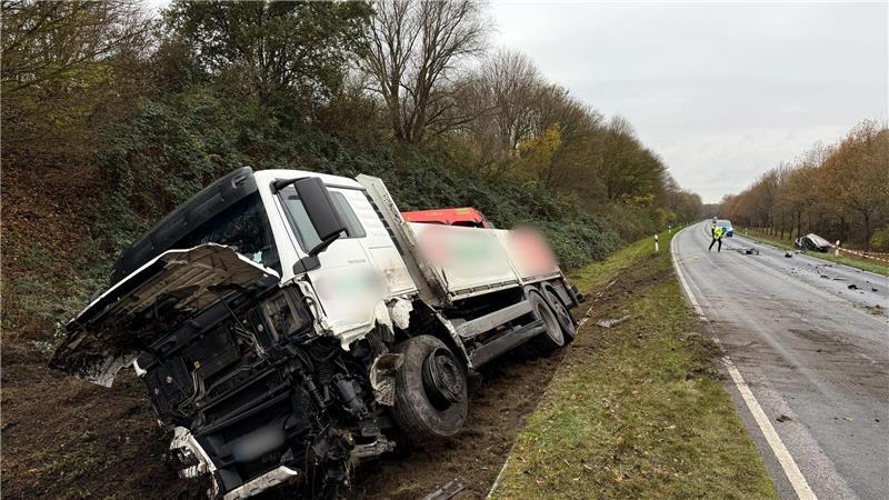 Bei einem Unfall mit einem Lastwagen ist eine Autofahrerin  in der Nähe von Barsbüttel schwer verletzt worden.