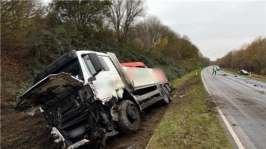 Bei einem Unfall mit einem Lastwagen ist eine Autofahrerin  in der Nähe von Barsbüttel schwer verletzt worden.