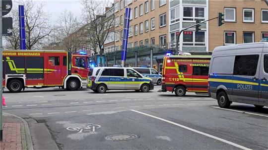 Bei einem Unfall mit einem Linienbus wurde eine 71-jährige Frau am Montag in Bremerhaven schwer verletzt.