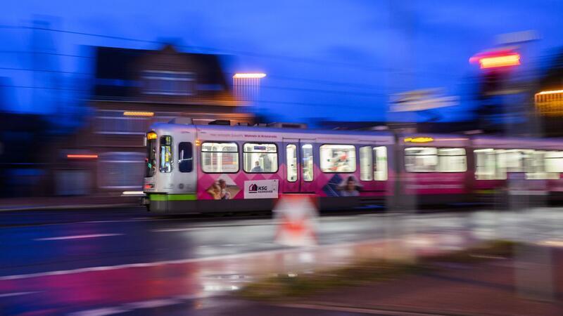 Bei einem Unfall mit einer Stadtbahn wird ein 82-Jähriger tödlich verletzt. (Symbolfoto)