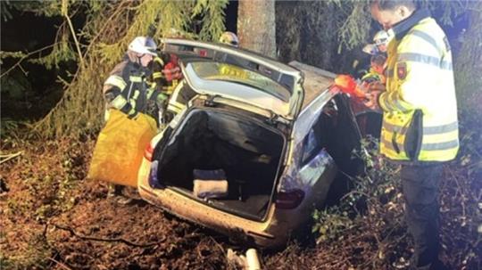 Bei einem Unfall zwischen Horneburg und Helmste ist ein 23-jähriger Taxifahrer am Donnerstag schwer verletzt worden.