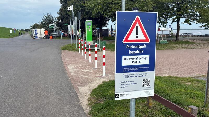Park-Abzocke am Lühe-Anleger in Grünendeich? Biker starten Petition Bei einem Verstoß droht eine Strafe in Höhe von 56 Euro am Lühe-Anleger.