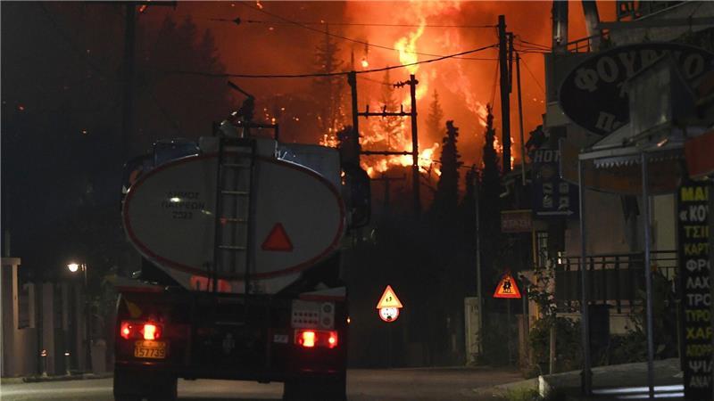Bei einem Waldbrand im Dorf Kaminia in der Nähe von Patras in Griechenland schlagen Flammen aus einem Wald.