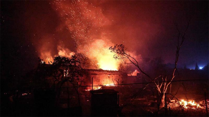 Bei einem Waldbrand in Südfrankreich sind 30 bis 40 Häuser durch die Flammen zerstört oder beschädigt worden.