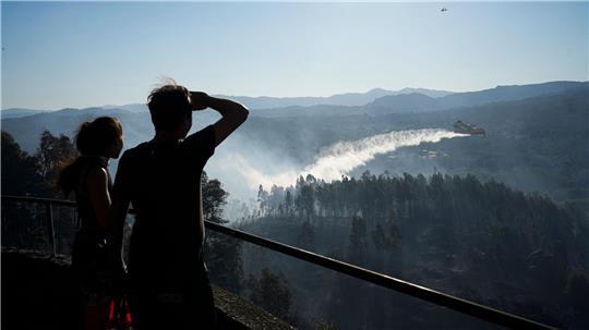 Bei einem Waldbrand westlich von Madrid waren Löschflugzeuge und -hubschrauber wie hier bei einem Feuer Ende Juli im Norden Spaniens im Einsatz. (Archivbild)