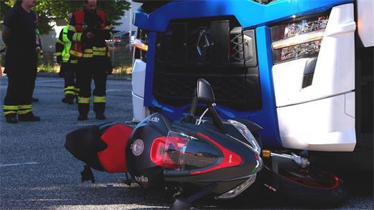 Bei einem Zusammenstoß mit einem Lastwagen hat ein Motorradfahrer in Hamburg-Wilhelmsburg tödliche Verletzungen erlitten.