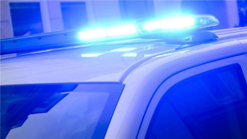 Toter bei schwerem Autounfall im Kreis Osnabrück Bei einem Zusammenstoß zweier Autos auf einer Landstraße bei Ankum ist ein junger Mann tödlich verletzt worden. (Symbolbild)