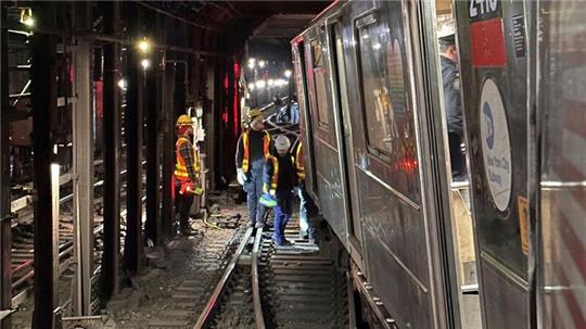 Bei einem Zusammenstoß zweier U-Bahnen in New York sind mindestens 24 Menschen verletzt worden.