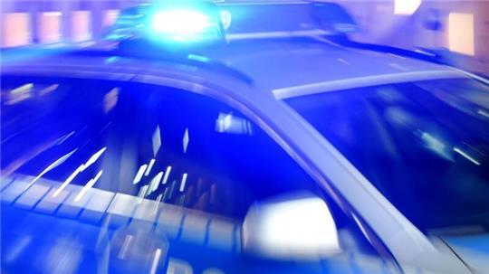 Bei einem frontalen Zusammenstoß zwischen einem Auto und einem Transporter sind sechs Menschen leicht verletzt worden. (Symbolbild)
