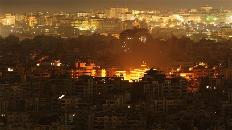 Bei einem israelischen Angriff auf ein Gebäude in Dahieh, den Vororten im Süden von Beirut, ist eine Explosion zu sehen.