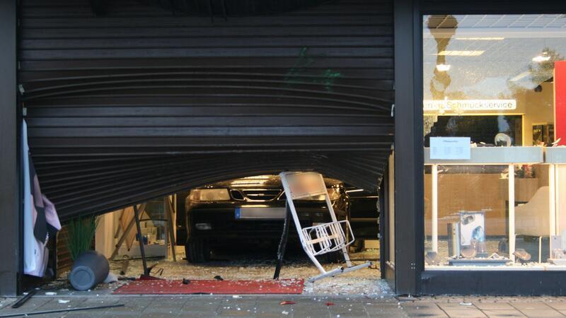 Bei einem nächtlichen Einbruch raste ein Auto rückwärts in ein Juweliergeschäft.