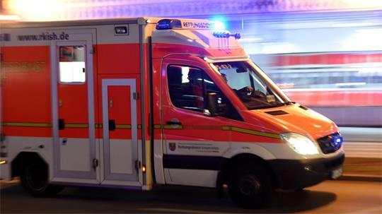 Bei einem nächtlichen Streit in Neumünster ist ein 19-Jähriger mit einer Stichwaffe verletzt worden. (Symbolbild)