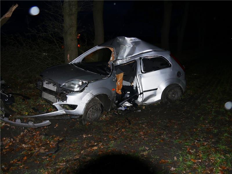 Bei einem schweren Autounfall ist am Freitagmorgen ein junger Mann gestorben. Foto: Lang