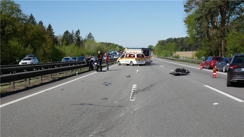 Schwerer Unfall auf A1: Motorradfahrer gegen Schutzplanke geschleudert Blick auf die Unfallstelle.