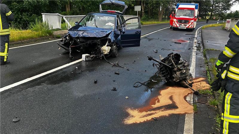 Senior (78) übersieht Anhänger – Auto kracht in Brückengeländer Bei einem schweren Unfall im Kreis Rotenburg wurden zwei Menschen verletzt.