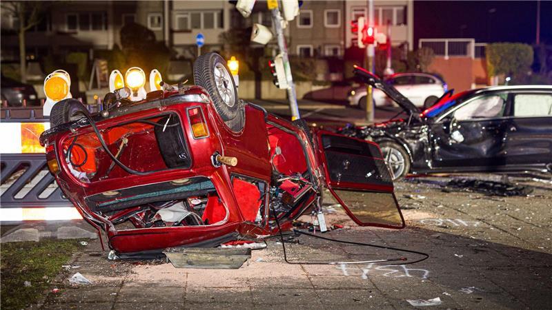 Bei einem schweren Unfall in Garbsen bei Hannover wurden sechs Menschen verletzt.