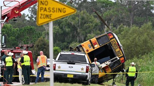 Bei einem schweren Unfall mit einem Schulbus sind zwei Menschen ums Leben gekommen
