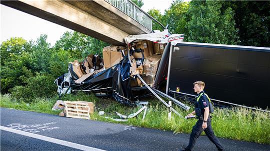 Bei einem schweren Unfall mit zwei Todesopfern auf der A2 waren 40 Einsatzkräfte im Einsatz.