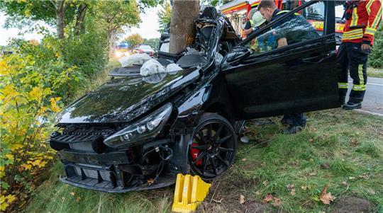 Bei einem schweren Verkehrsunfall am Mittwochnachmittag in Neu Wulmstorf im Landkreis Harburg erlitt ein Autofahrer schwerste Verletzungen.