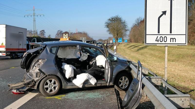Bei einem schweren Verkehrsunfall auf der A25 wurden drei Menschen verletzt.