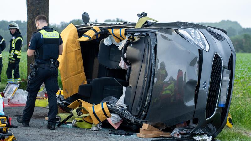 Frau fährt bei Goldbeck gegen Baum - Feuerwehr muss Verletzte aus Auto schneiden Bei einem schweren Verkehrsunfall bei Goldbeck kippte ein Pkw auf die Seite. Die Fahrerin war im Fahrzeug eingeschlossen.