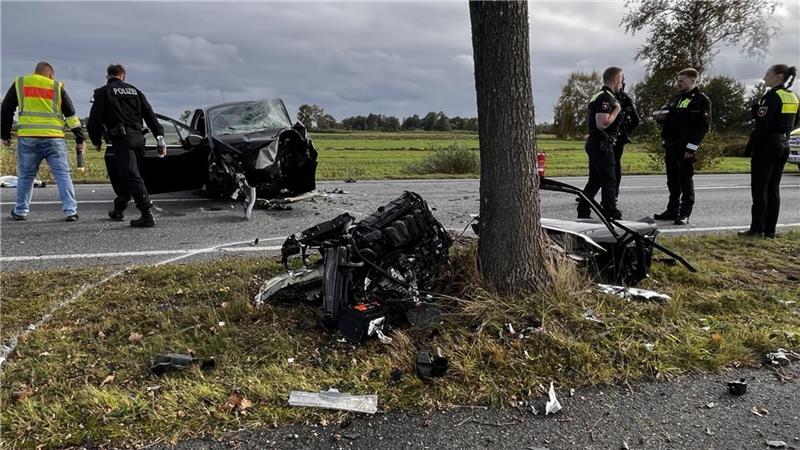 Bei einem schweren Verkehrsunfall ist in Kehdingen am Freitag eine junge Frau gestorben.