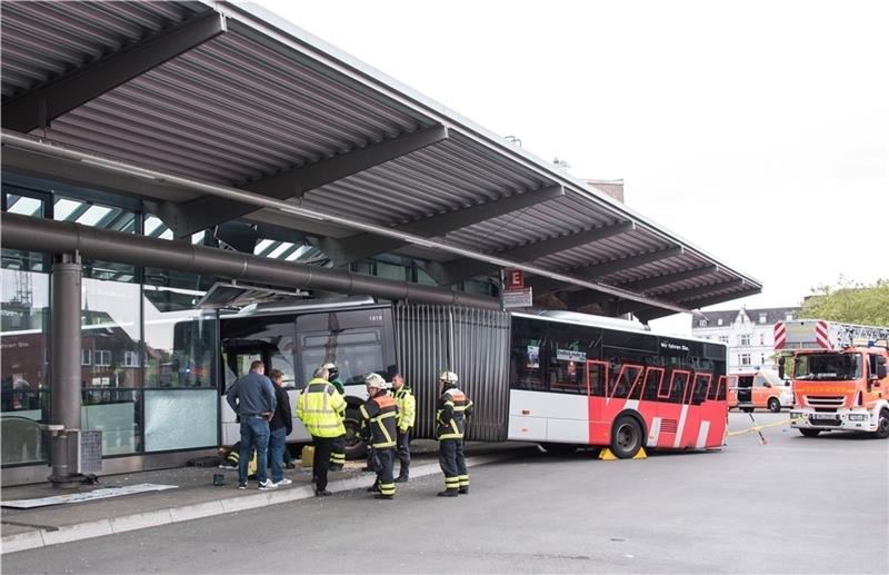 Bei einem spektakulären Unfall ist der Bus in das Gebäude des zentralen Busbahnhofs gekracht. Foto: Bockwoldt/dpa