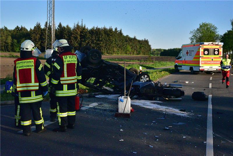 Bei einen Verkehrsunfall auf der K55 bei Ahlerstedt verstarb eins der Unfallopfer. Fotos Beneke