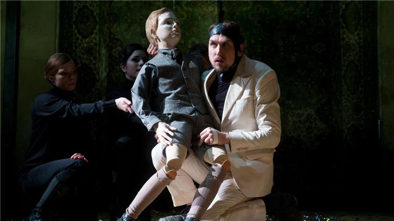 Bei einer Aufführung von „Richard III.“ an der Schaubühne Berlin rutscht dem Schauspieler Lars Eidinger ein Degen aus der Hand, eine Zuschauerin wird leicht verletzt. (Archivbild)