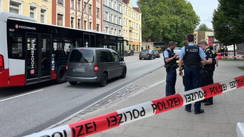 Bei einer Auseinandersetzung in einem Hamburger Linienbus sind mehrere Menschen verletzt worden, unter anderem mit einem Messer.