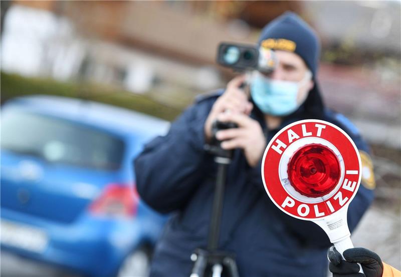 Polizei in Hamburg kontrolliert Autofahrer bei „Blitzermarathon“ Bei einer Blitz-Kontrollaktion achtet die Polizei verstärkt auf Raser und möchte für die Sicherheit im Verkehr sensibilisieren.
