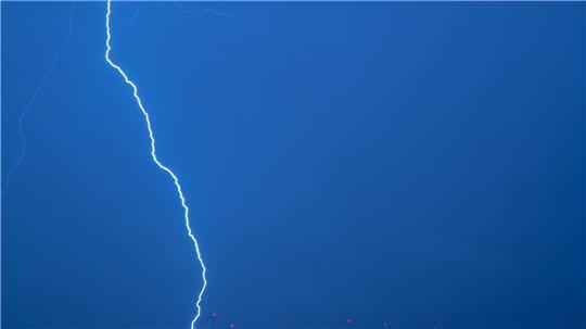 Bei einer Demo für Ex-Präsident Jair Bolsonaro trifft ein Blitz zahlreiche Menschen in Brasília. (Archivbild)