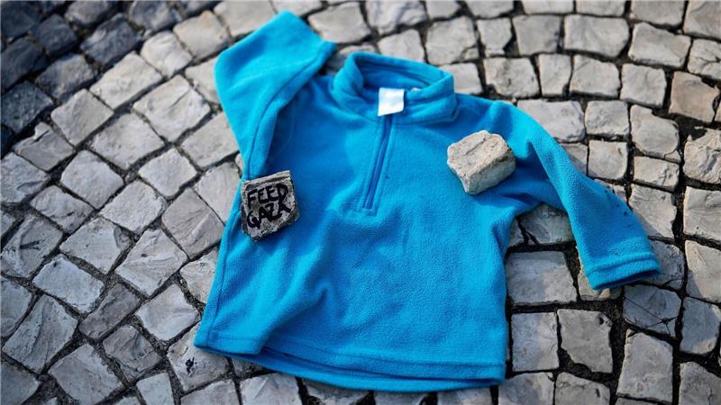 Bilder des Tages Bei einer Demonstration gegen den Krieg in Gaza liegt Kinderkleidung neben Listen von im Gazastreifen getöteten palästinensischen Kindern auf dem Boden in der Innenstadt von Lissabon.