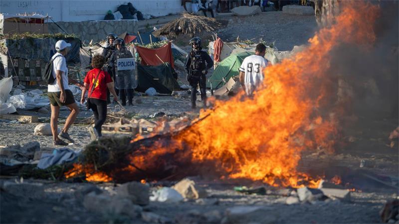Bei einer Demonstration gegen die durch den Zustrom von Migranten verursachte Situation in Ceuta wurden Stadtmobiliar und andere Gegenstände in Brand gesetzt.