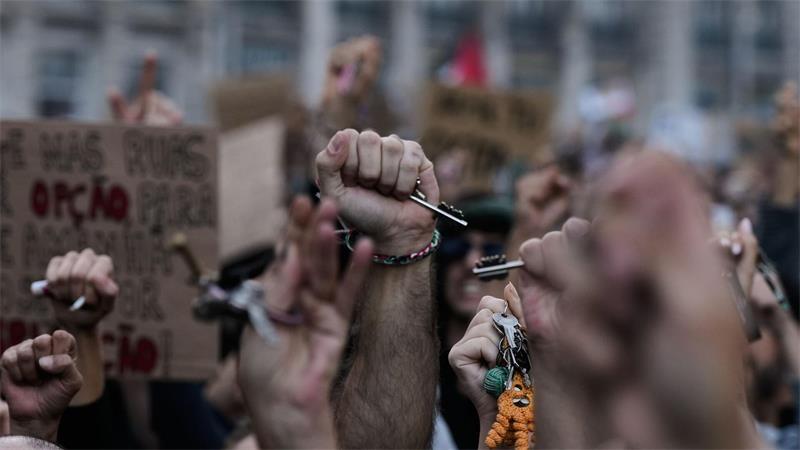 Bei einer Demonstration in Lissabon für bezahlbaren Wohnraum halten Menschen Schlüssel in den Händen.