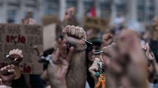 Bei einer Demonstration in Lissabon für bezahlbaren Wohnraum halten Menschen Schlüssel in den Händen.