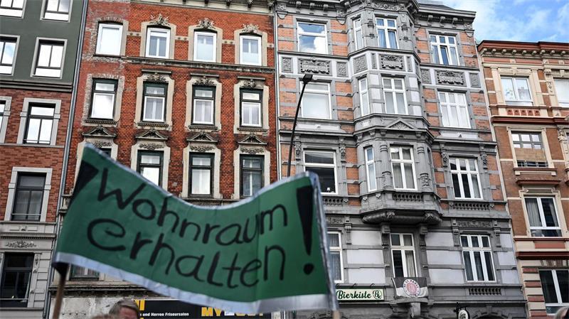 Einsturzgefährdetes Haus in Altona: Bagger reißen Gebäude ab Bei einer Demonstration solidarisierten sich Menschen mit den betroffenen Mieterinnen und Mietern.