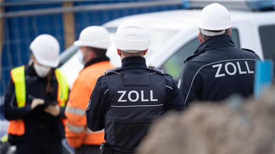Bei einer Durchsuchung eines Bauunternehmens im Landkreis Cuxhaven soll der Zoll mehrere Dokumente in elektronischer Form beschlagnahmt haben.