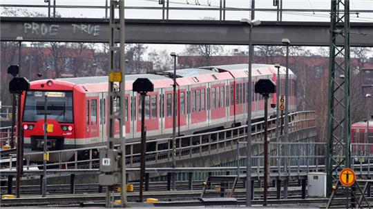 Bei einer Fahrkartenkontrolle in Hamburg wurden Mitarbeiter der Deutschen Bahn angegriffen. (Symbolbild)
