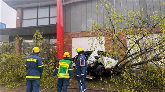 Bei einer Flucht vor der Polizei in Hamburg ist ein Auto in einen Discounter gerast. Der Beifahrer starb, der Fahrer flüchtete.

