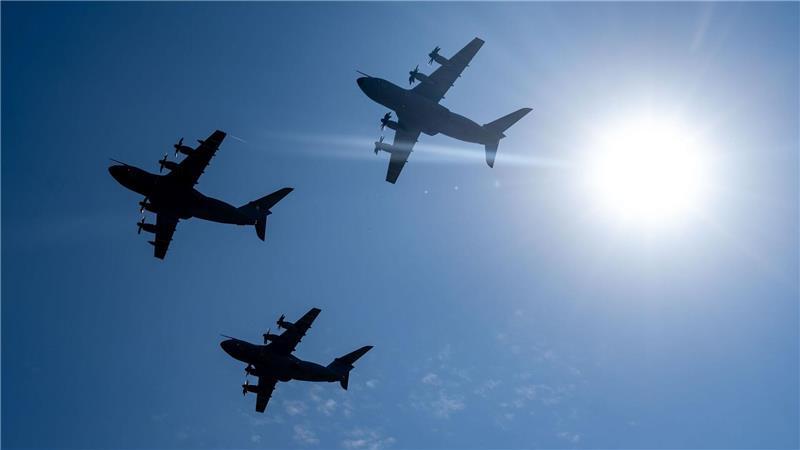 Bei einer Flugvorführung sind drei Airbus-Transportflugzeuge vom Typ A400M am Himmel zu sehen.